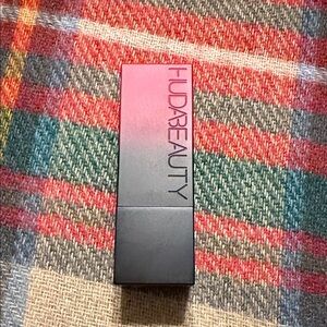 HUDA BEAUTY Black and Pink Lipstick Case